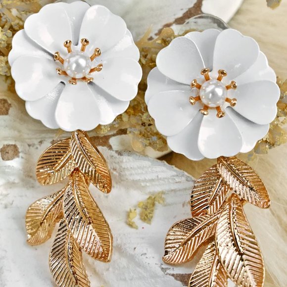❤️NWT *BOUTIQUE* ARABELLA WHITE FLOWER GOLDTONE EARRINGS BEAUTIFUL - Picture 1 of 1